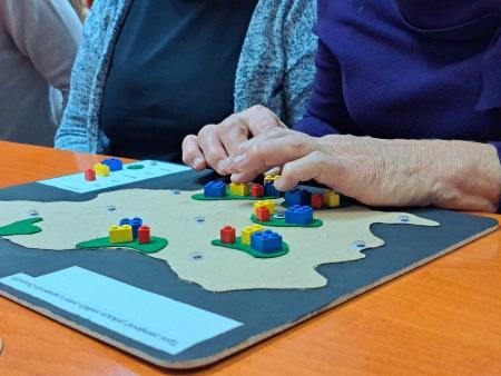 Prikaz prisotnosti velikih zveri v Sloveniji s pomočjo uporabe različnih materialov, med njimi tudi lego kock.  Foto: H. Š. Mandelj, Center Dina Pivka